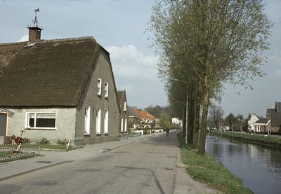 808817 Gezicht op de Zandweg te De Meern (gemeente Vleuten-De Meern), met links de boerderij Zandweg 18 en rechts de ...